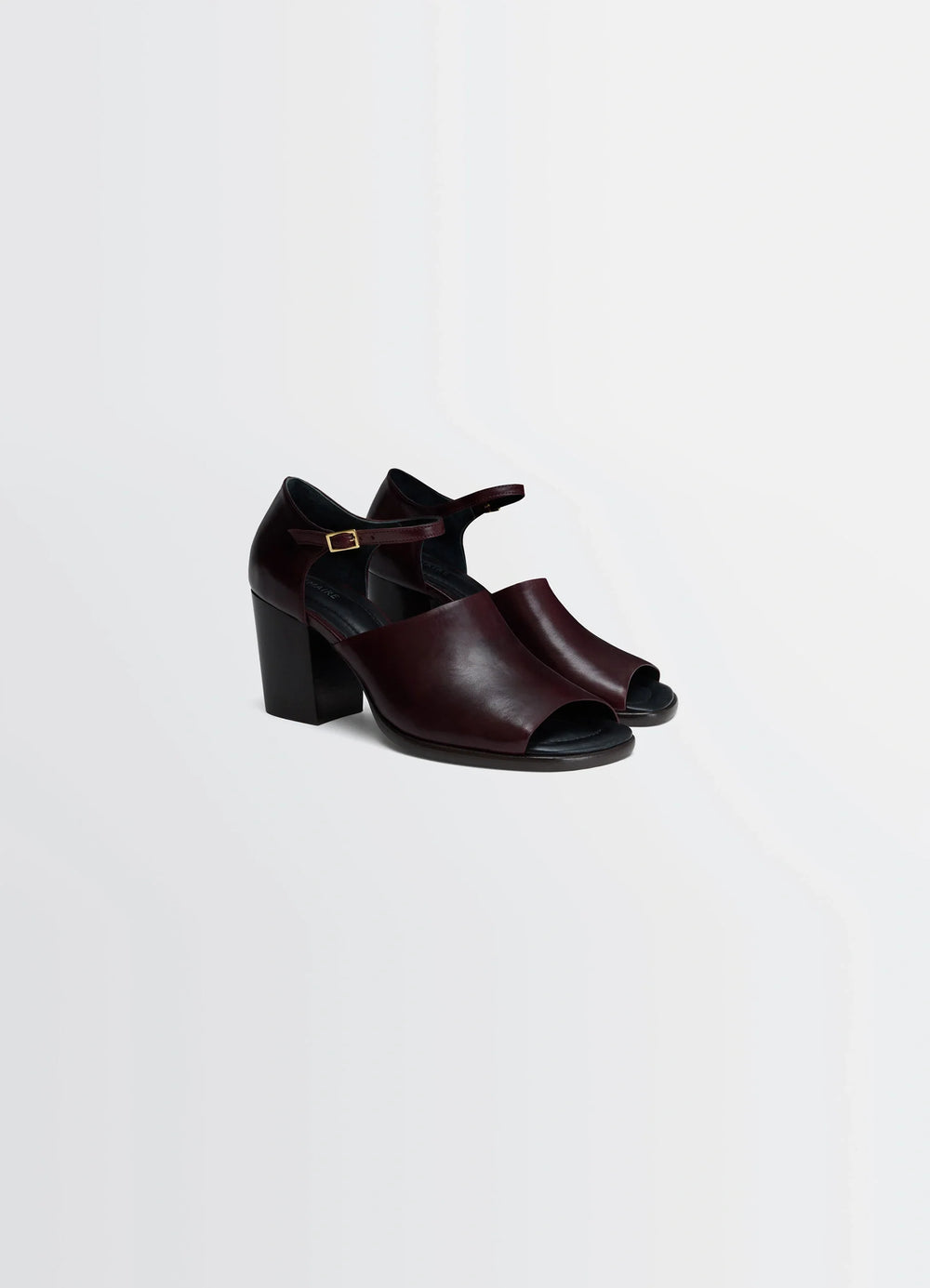 Square Heeled Sandals 80 in Glossy Vegetable-Tanned Leather, product shot, three-quarter view buckle strap detail