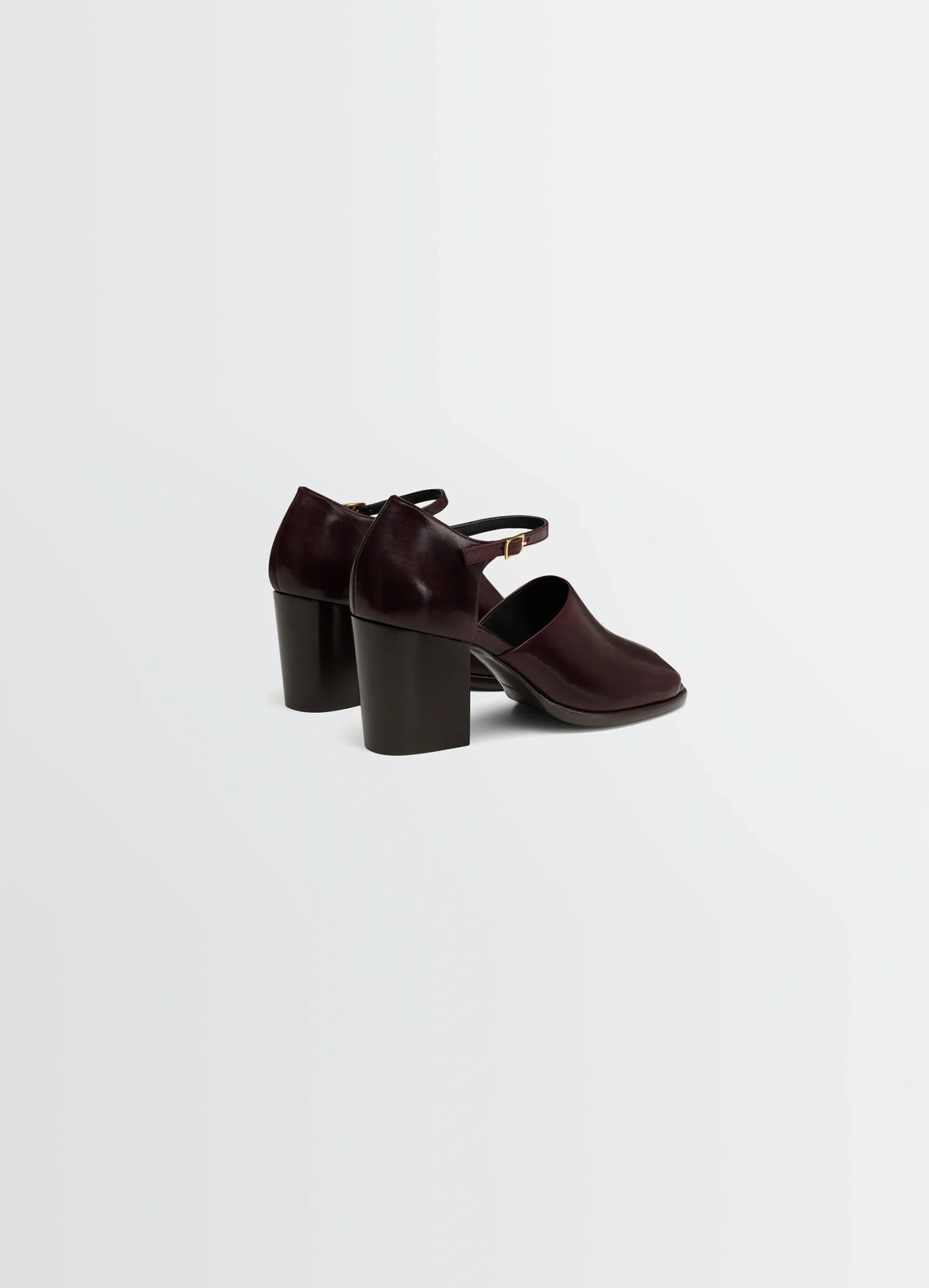 Square heeled sandals 80 in glossy vegetable-tanned leather, product shot, rear three-quarter view block heel with ankle stra