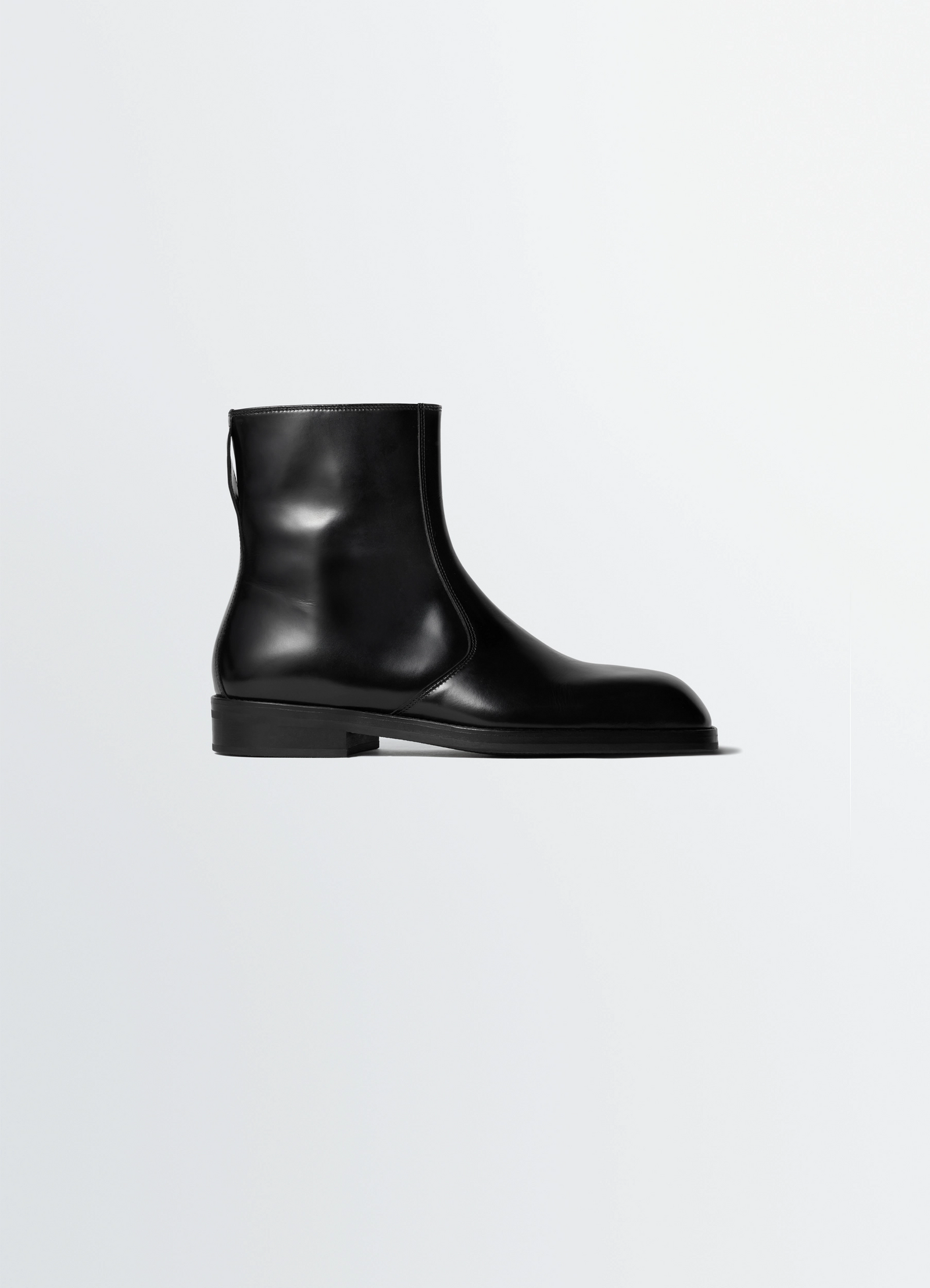 Zipped boots in leather in black calf leather, product shot, side view ankle high, smooth shiny