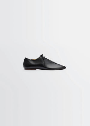 Souris Flat Classic Derbies in Black Nappa Lambskin Leather, product shot, Side view Single piece upper