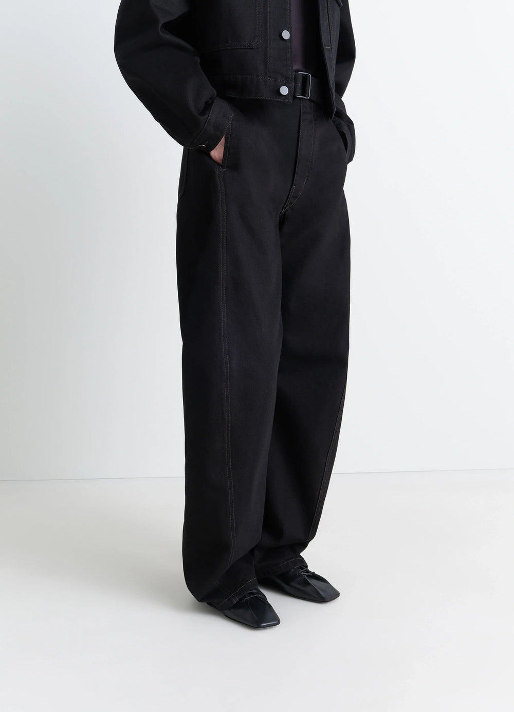 Souris Flat Classic Derbies in Black Nappa Lambskin Leather, model shot, close up front view square toe design