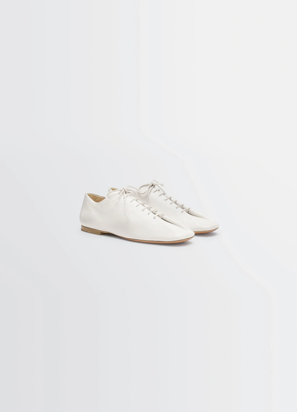 Souris Flat Classic Derbies in LWG Gold-certified washed nappa lam, product shot, three-quarter view leather folded top edge