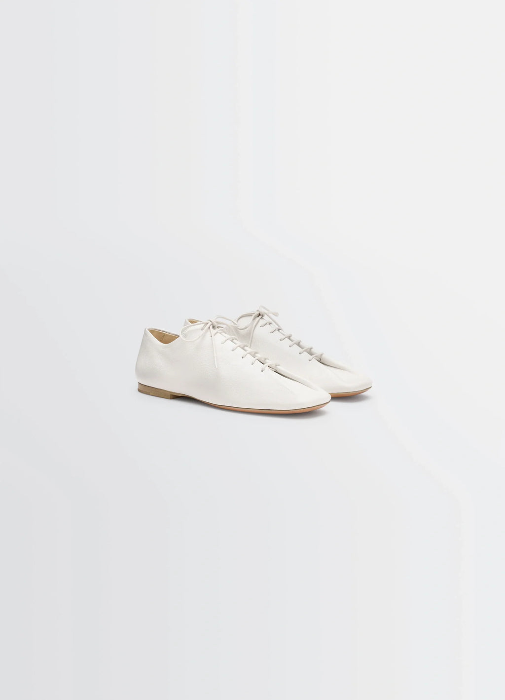 Souris Flat Classic Derbies in LWG Gold-certified washed nappa lam, product shot, three-quarter view leather folded top edge