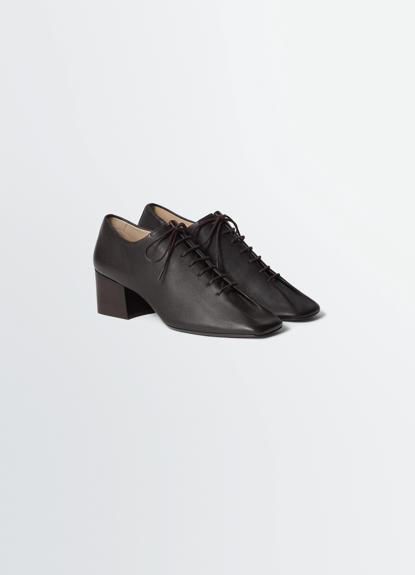 Souris classic derbies 55mm heel in leather, product shot, angled front view block heel detail