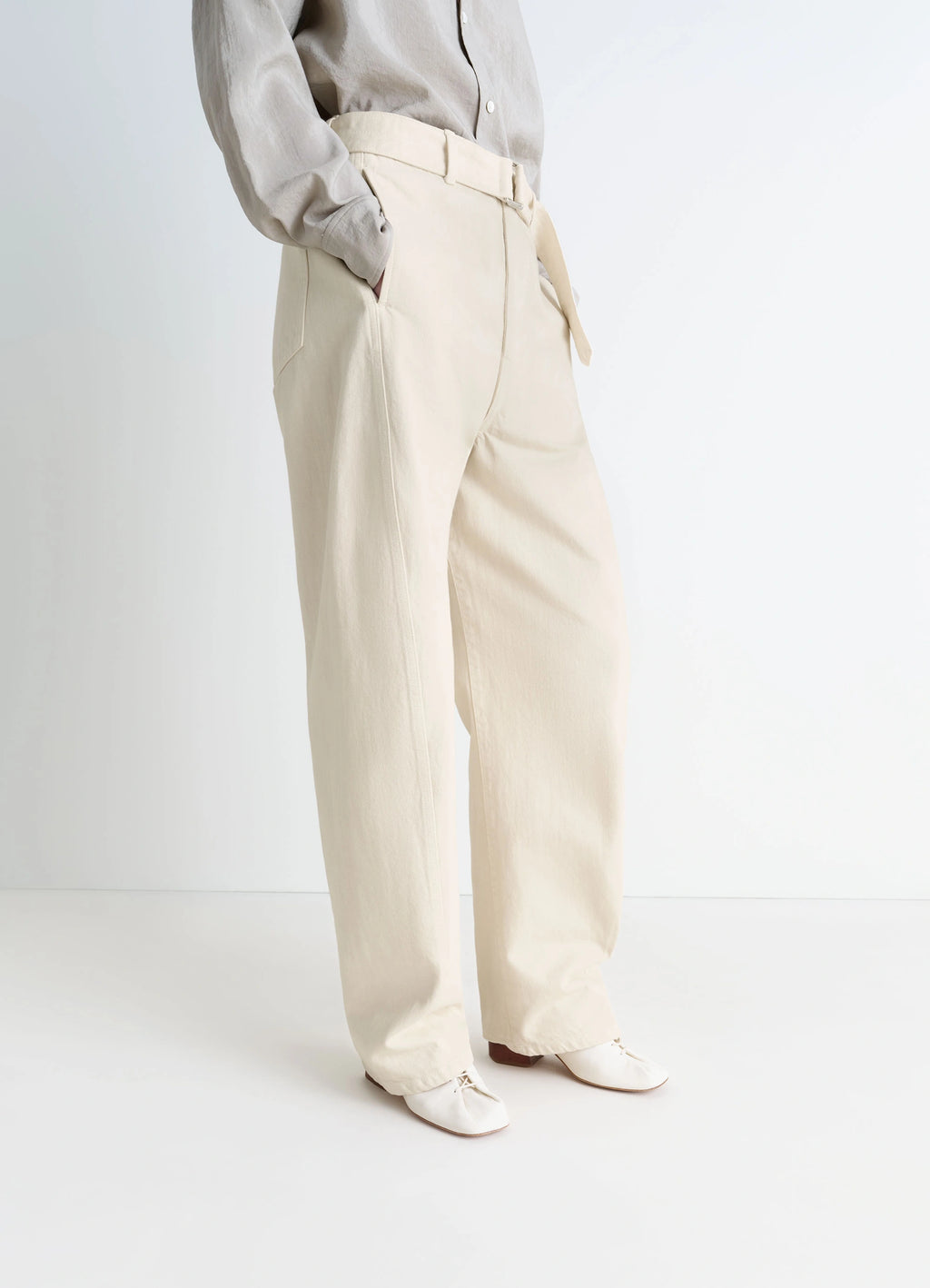 SOURIS CLASSIC DERBIES 55 in Washed Nappa Lambskin Leather, model shot, detail shot patinated texture