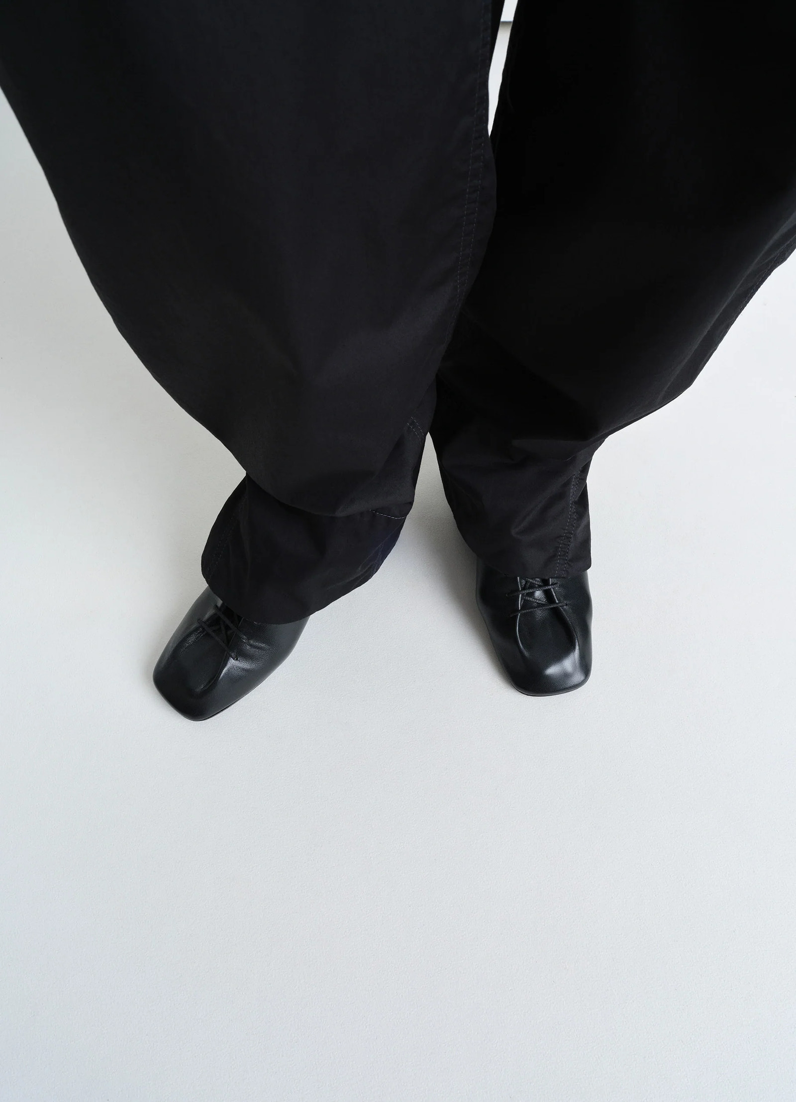 Souris classic derbies 55 in black nappa lamb leather, model shot, top-down view square toe lace-up
