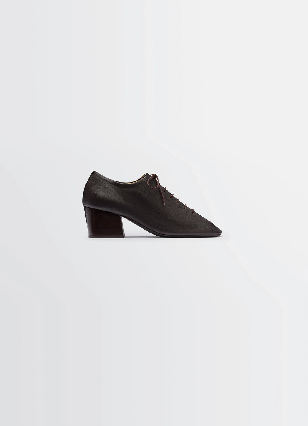 Souris Classic Derbies 55 in Washed Nappa Lambskin Leather, product shot, Side view Emblematic single-piece upper