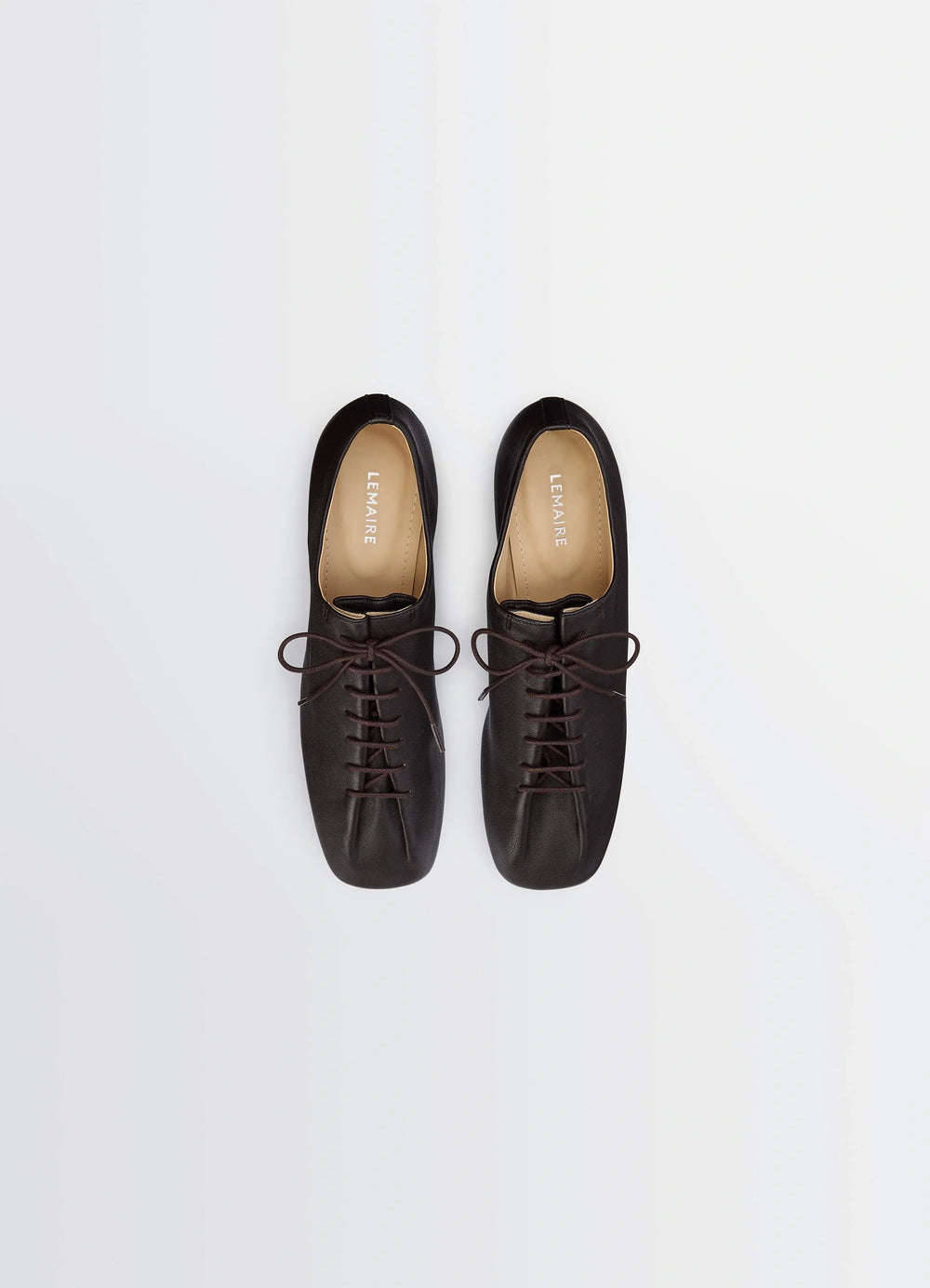 Souris Classic Derbies 55 in Washed Nappa Lambskin Leather, product shot, direct top view parallel lace threading