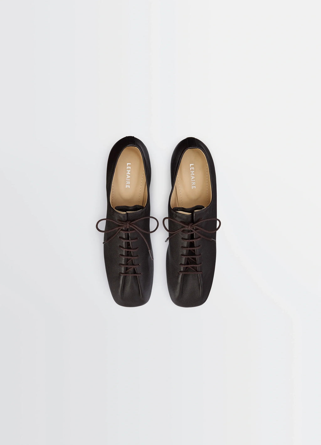 Souris Classic Derbies 55 in Washed Nappa Lambskin Leather, product shot, direct top view parallel lace threading