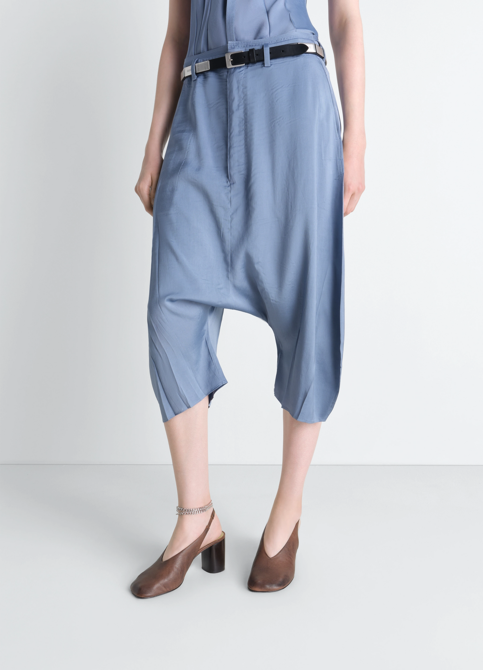 Glove slingback pumps 80 mm heel in washed buffalo leather, model shot, front view slender slingback strap