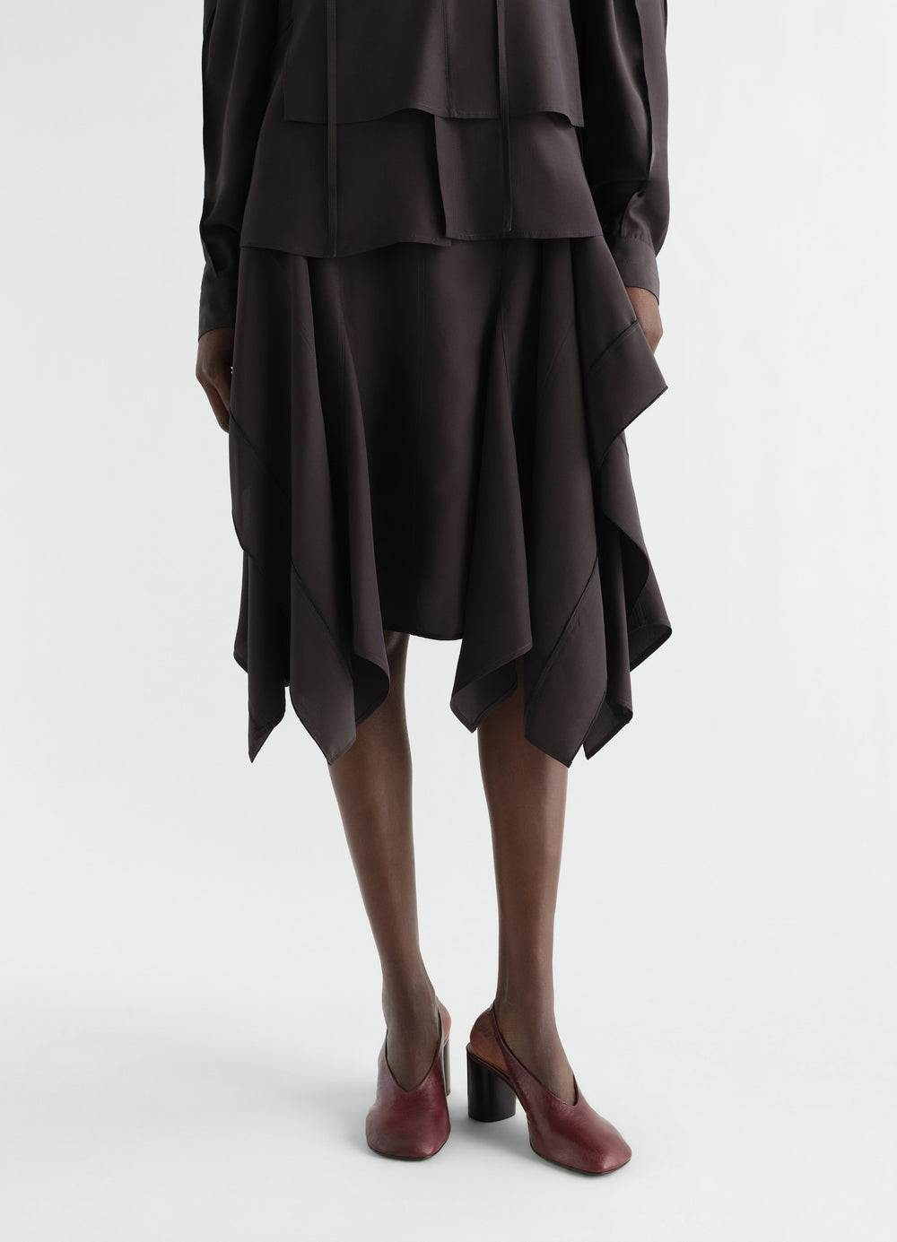 80 MM GLOVE SLINGBACK-PUMPS AUS SCHATTIERTEM LAMMLEDER, in Bordeaux, von einem Model getragen, Vorderansicht, Absatz sichtbar