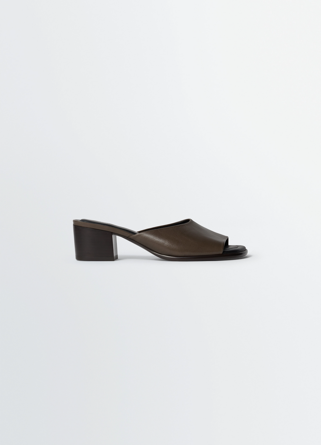 Square-Heeled Mules 55 mm in Glossy Vegetable-Tanned Leather, product shot, Side view Low-heeled, sleek design