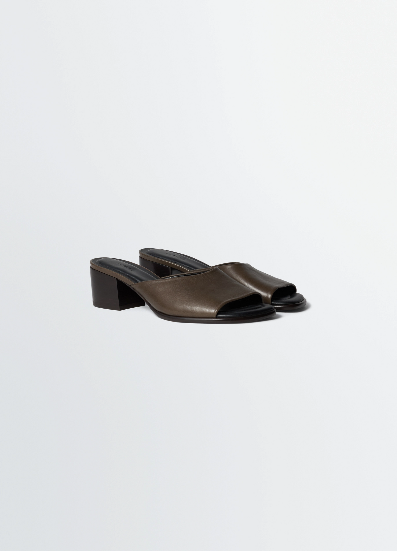 Square-heeled mules 55 mm in glossy vegetable-tanned leather, product shot, angled top view open-toe design