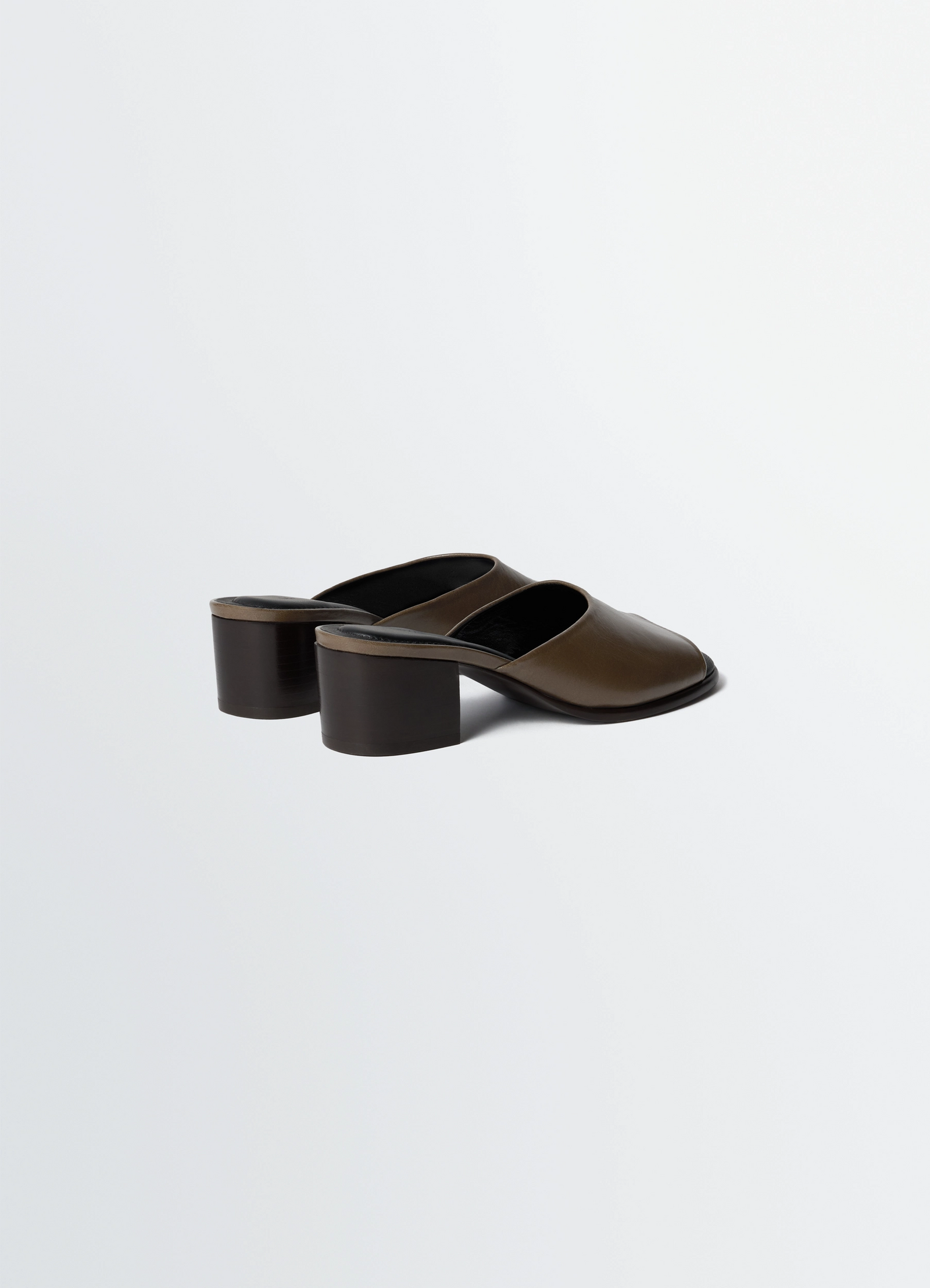 Square-heeled mules 55 mm in glossy vegetable-tanned leather, product shot, rear angled view block heel structure