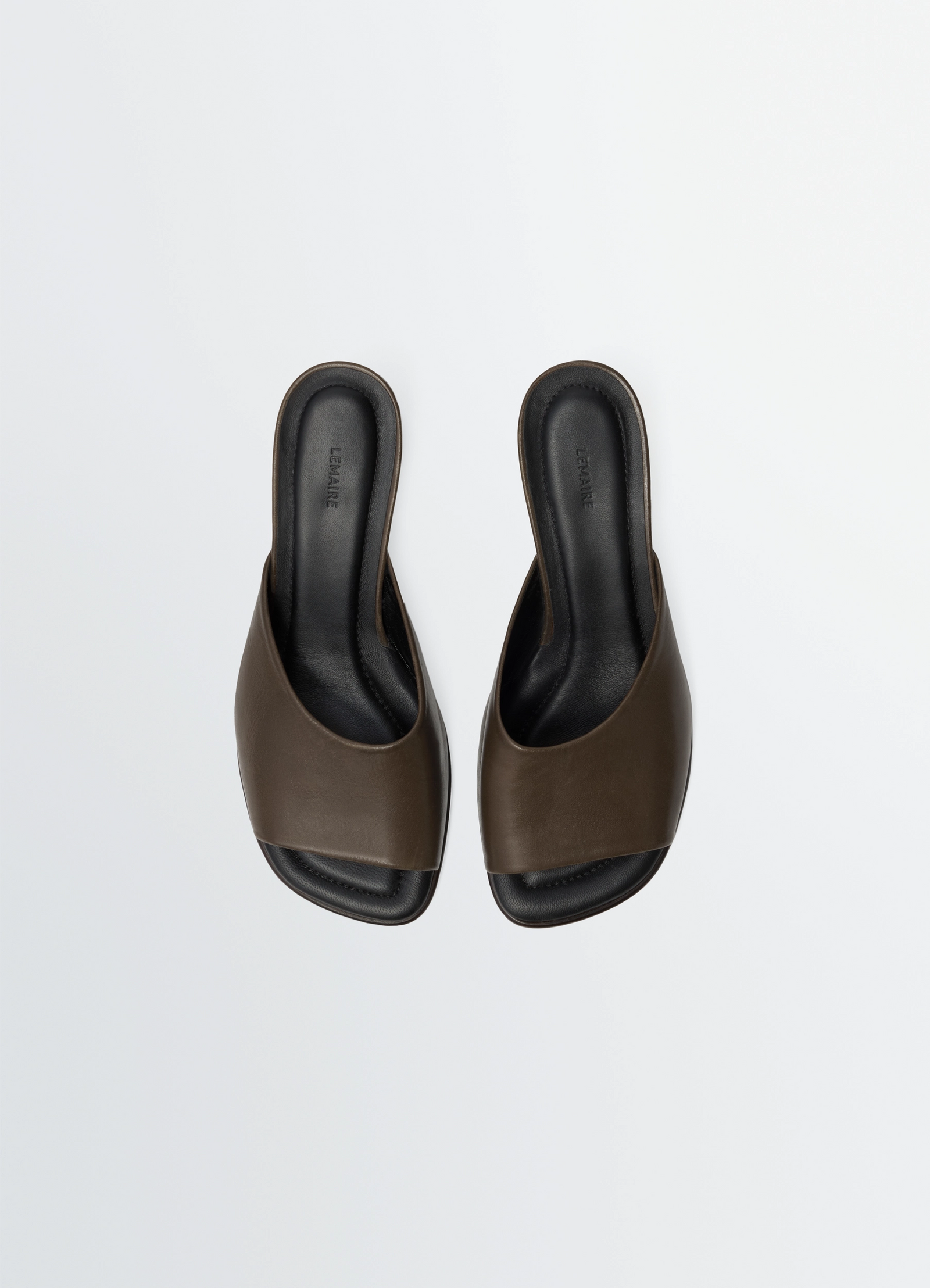 Square-heeled mules 55 mm in glossy vegetable-tanned leather, product shot, top view contoured footbed