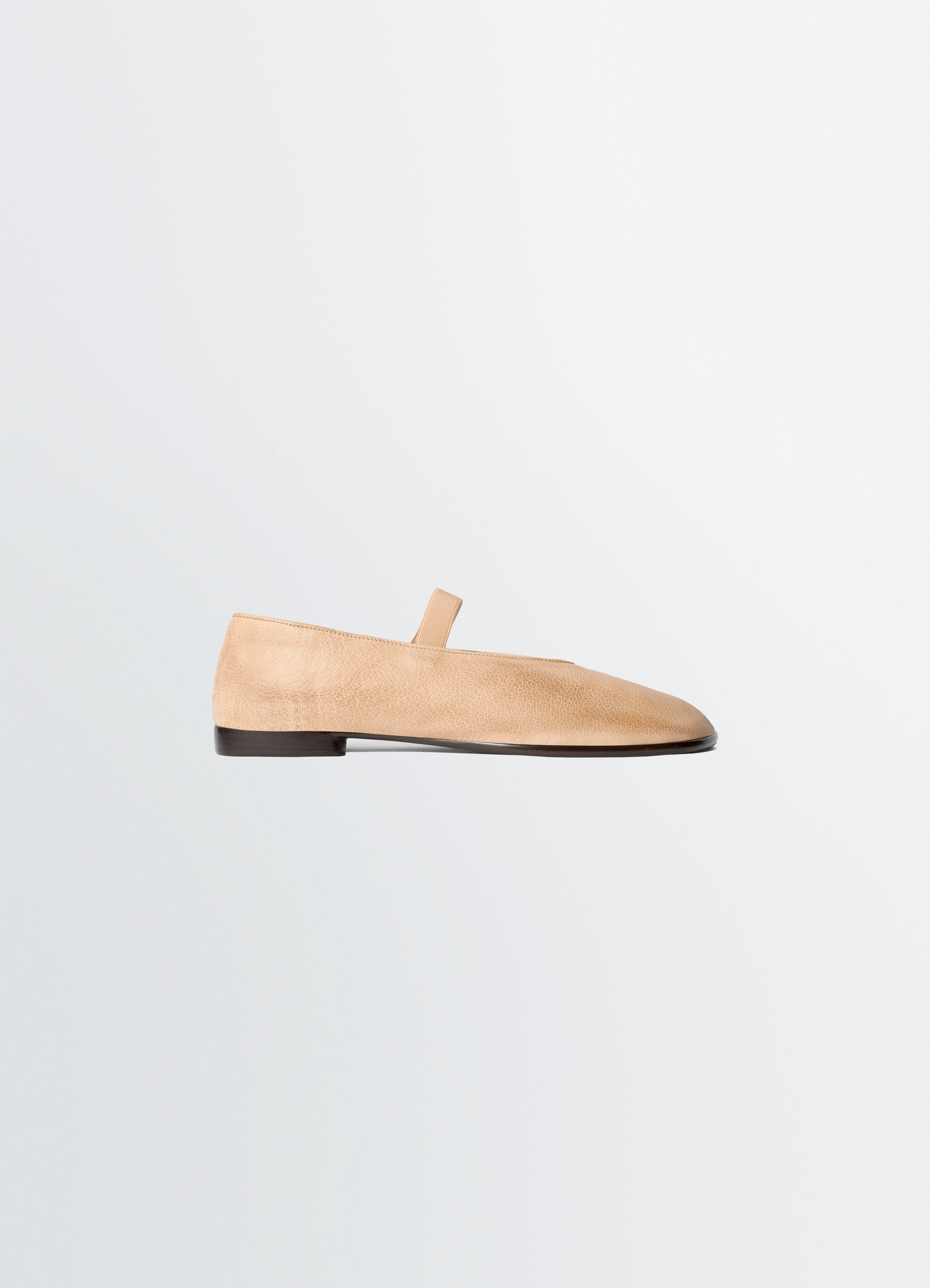 Glove ballerina in leather in washed buffalo leather, product shot, side view supple sheen finish