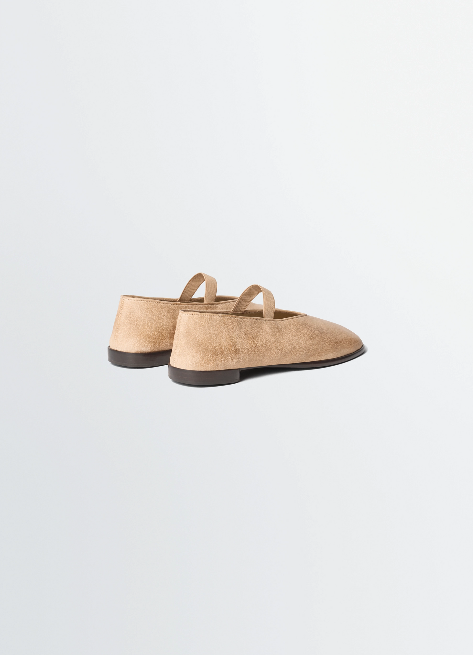 Glove ballerina in leather in washed buffalo leather, product shot, back view low heel counter