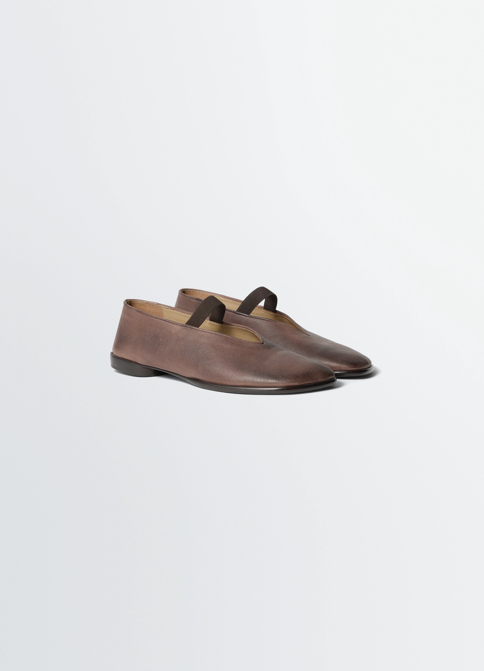 Glove ballerina in leather in washed buffalo leather, product shot, three-quarter view rounded toe design