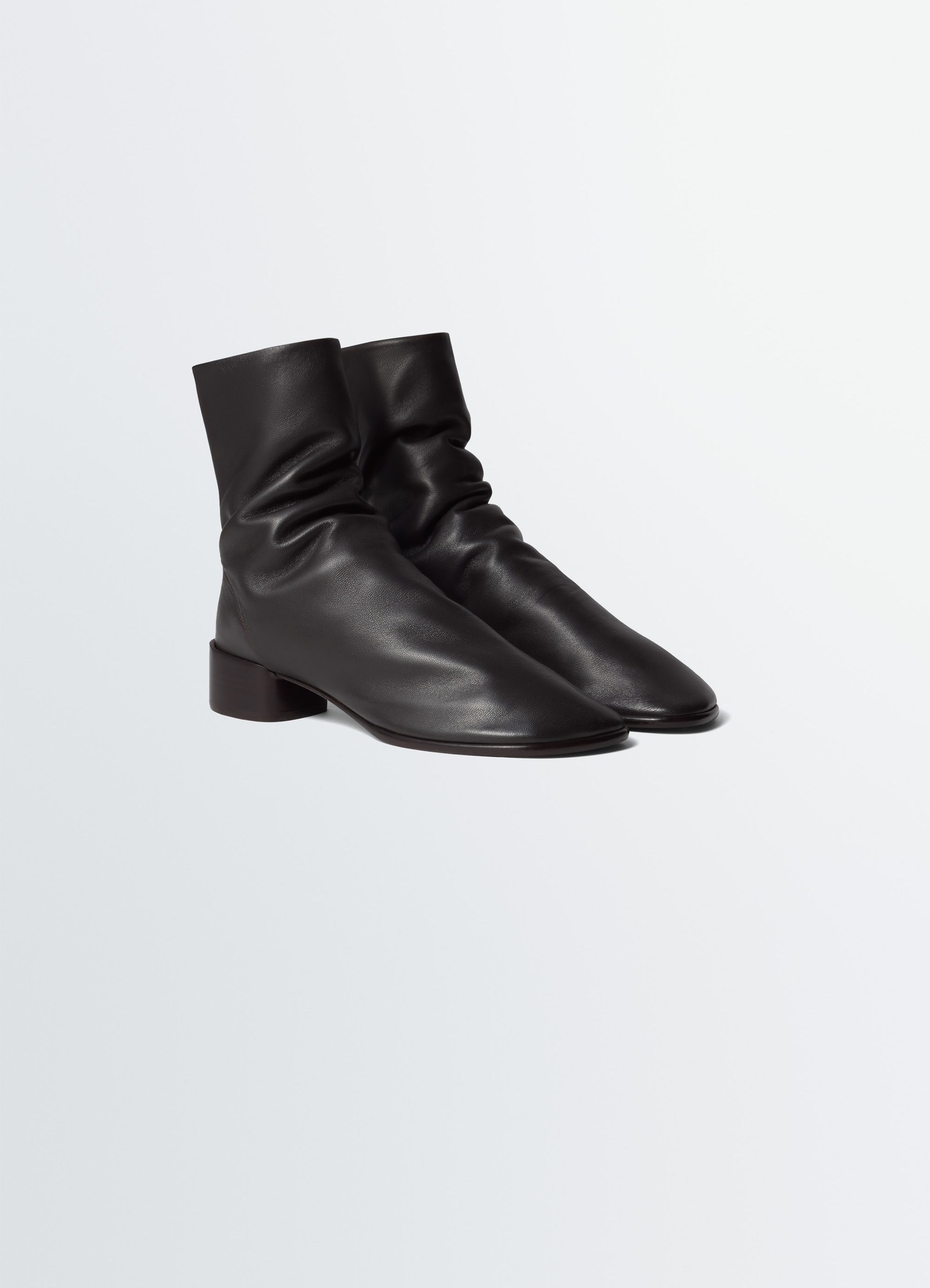 Glove boots 30 mm heel in lambskin leather, product shot, three-quarter view slouched shaft