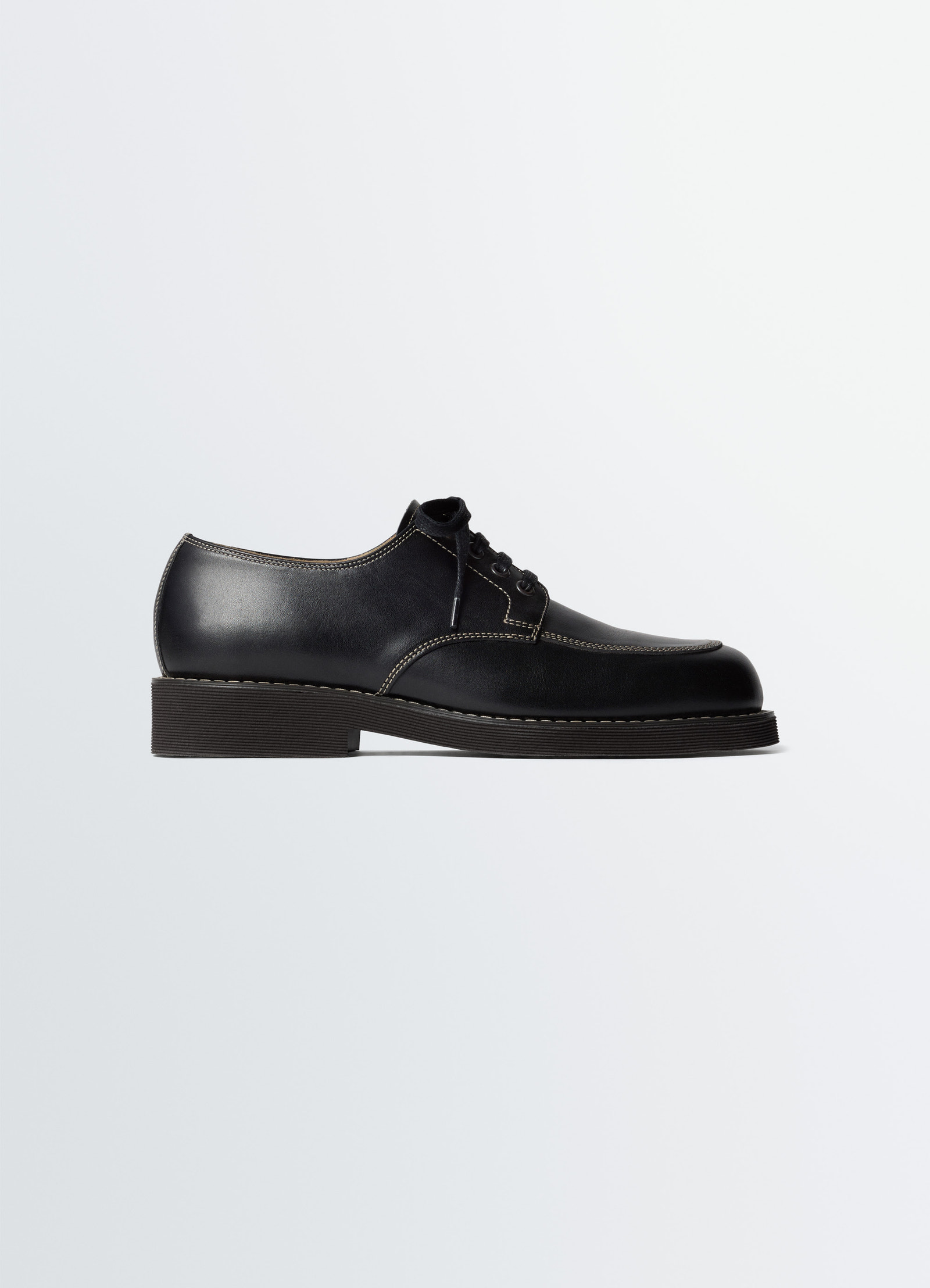 Work derbies in leather in glossy black vegetable-tanned leath, product shot, side view contrast stitching, lightweight sol