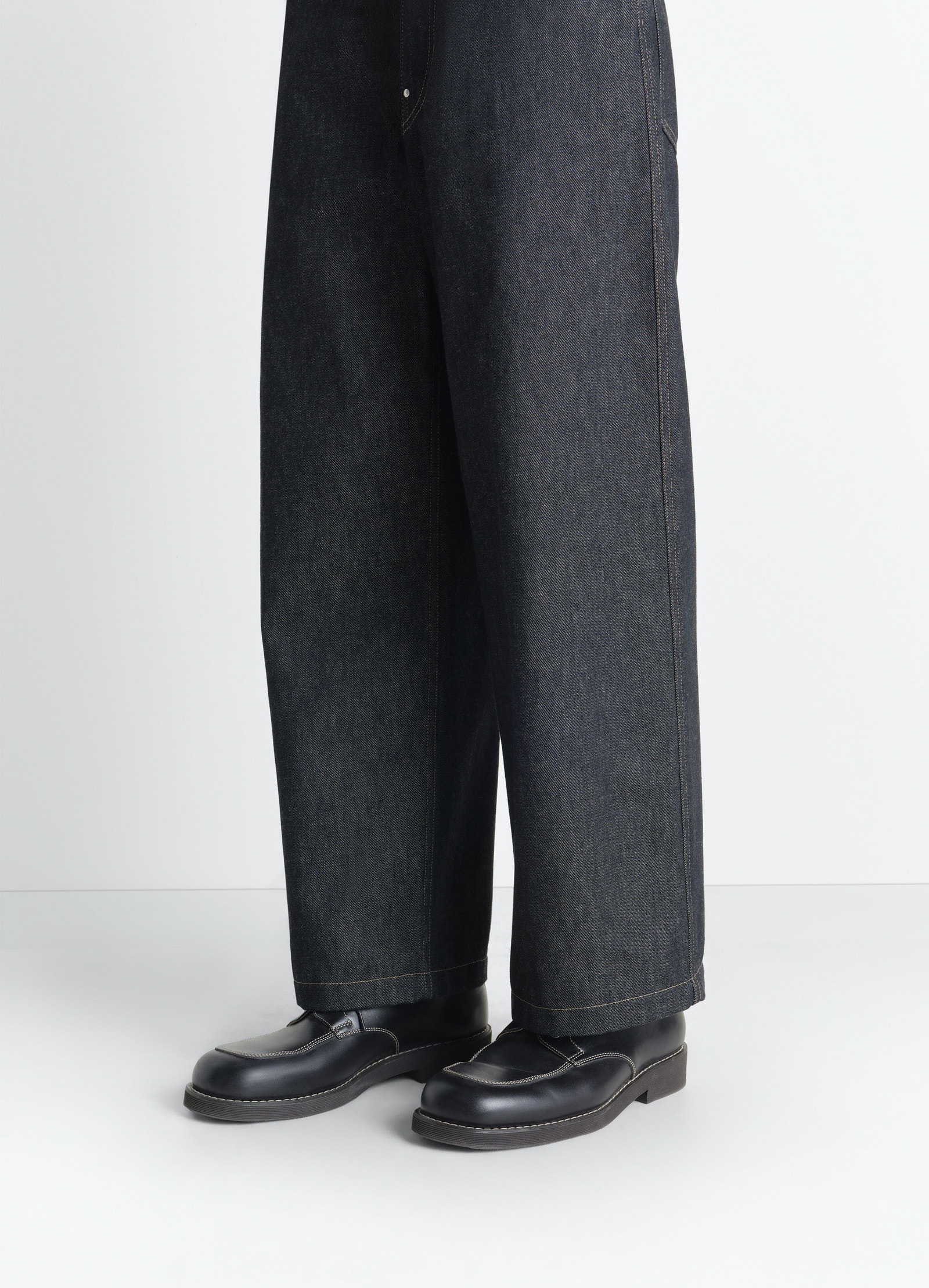 Work derbies in leather in glossy black vegetable-tanned leath, model shot, bottom view round toe