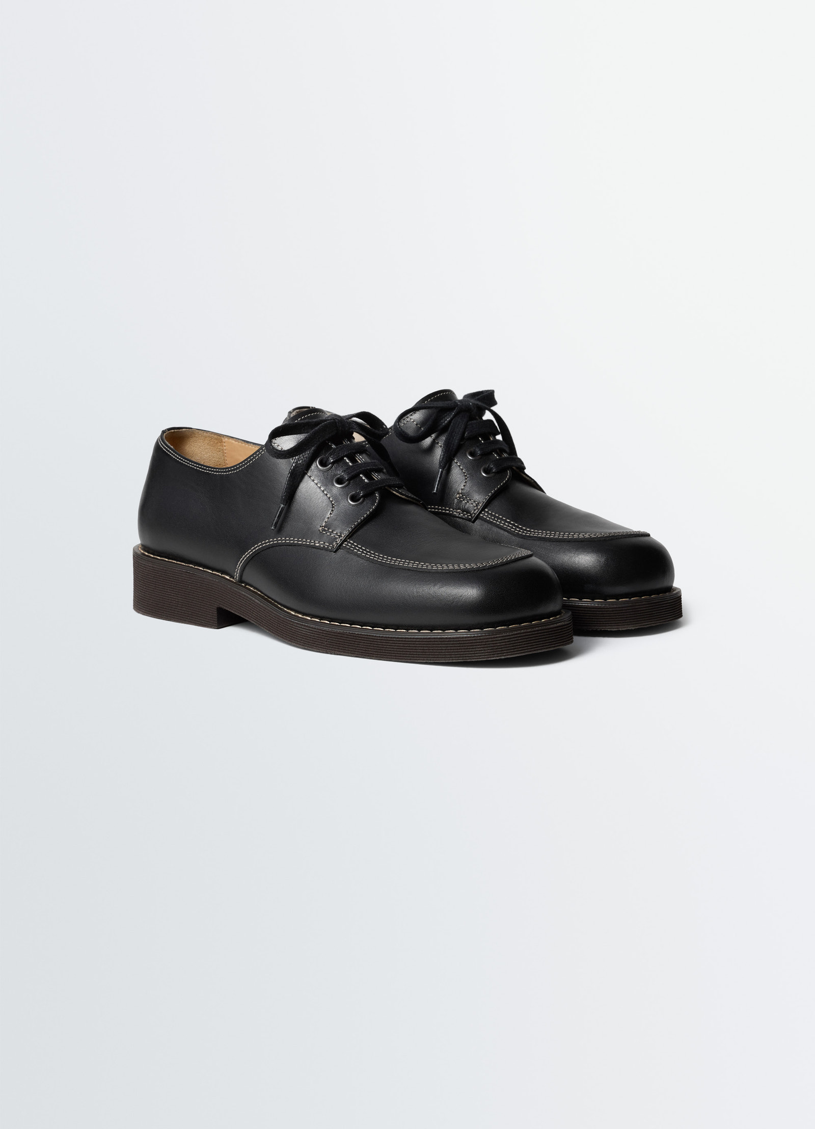 Work derbies in leather in glossy black vegetable-tanned leath, product shot, angled front view sleek lacing, sturdy heel