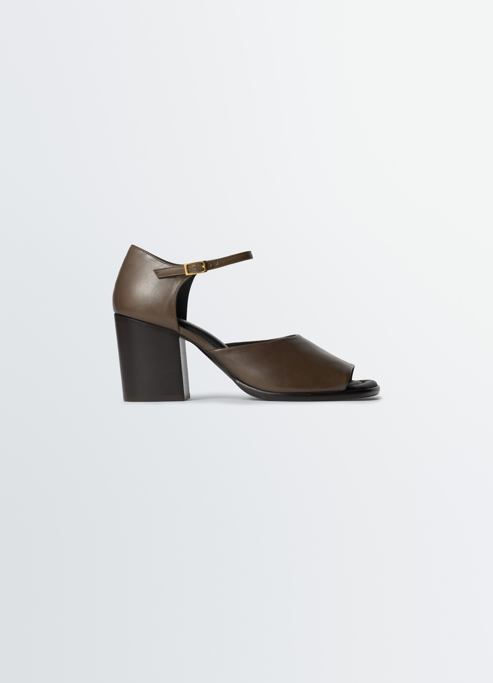 Heeled sandals in glossy leather, product shot, side view square-heeled design