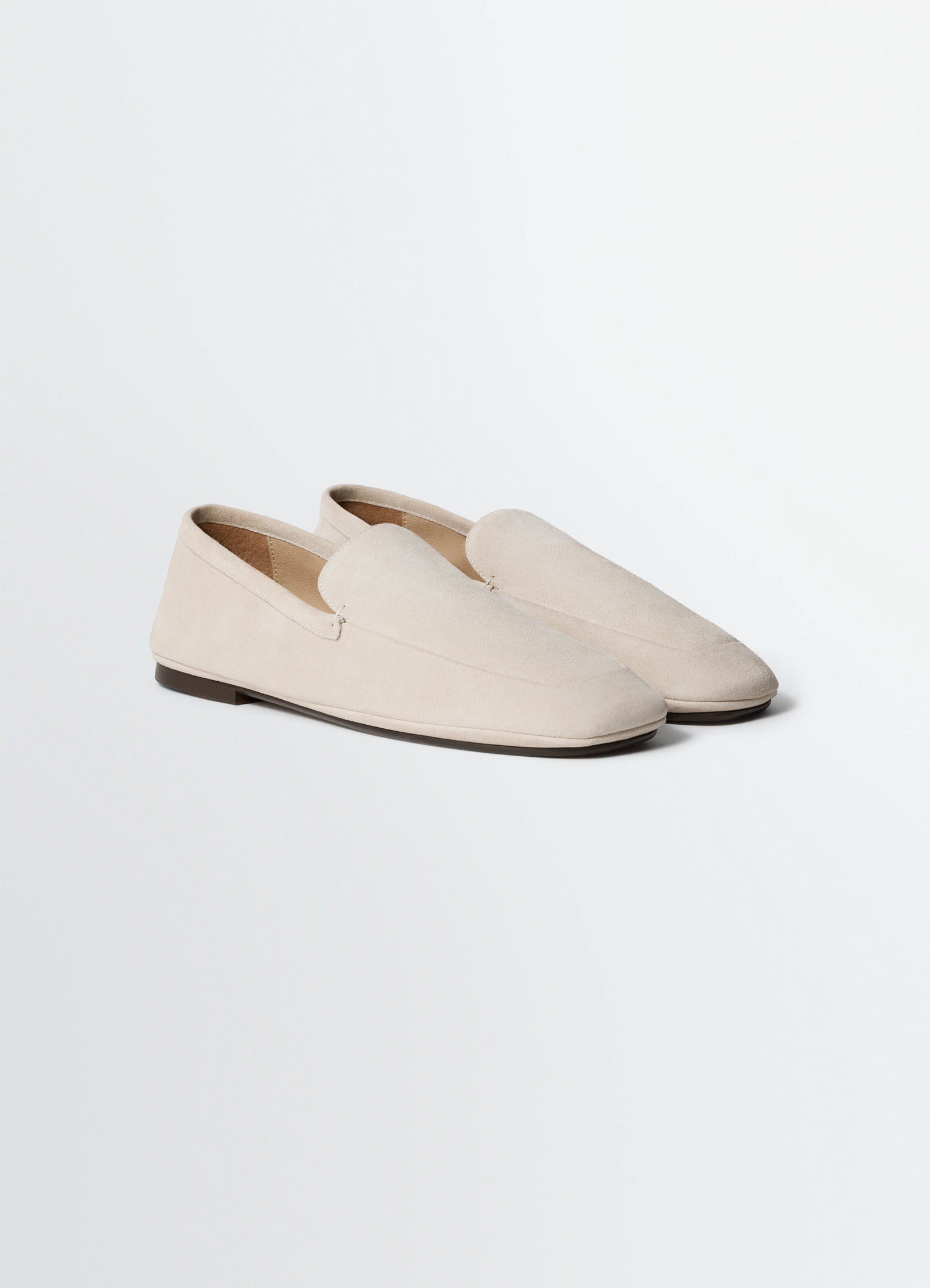 Outdoor slippers in suede leather, product shot, three-quarter view tapered toe design