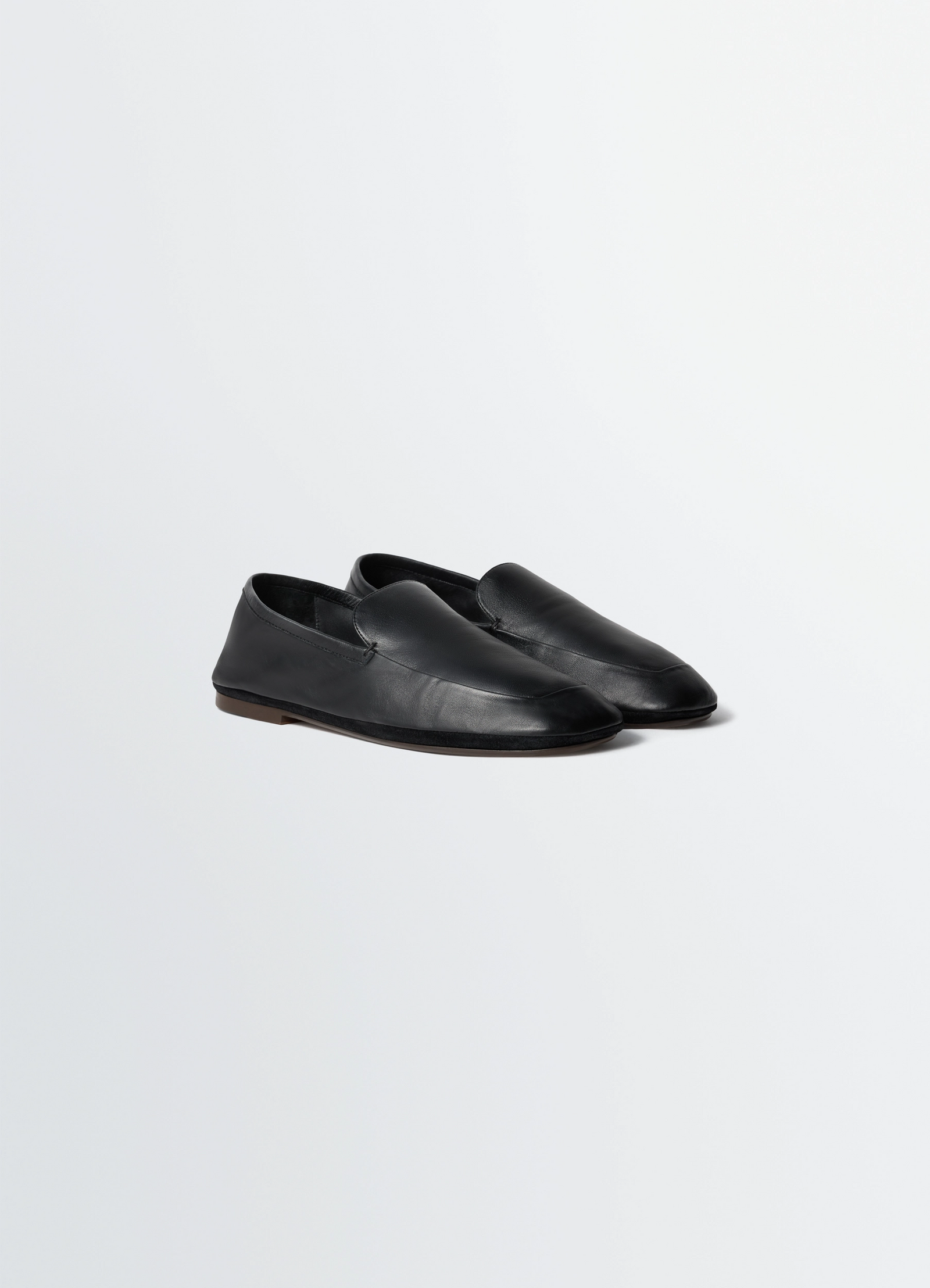 Outdoor slippers in leather in black nappa lambskin, product shot, three-quarter view smooth texture finish