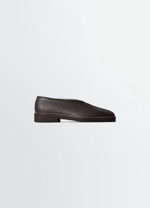 Lemaire piped crepe slippers in leather, product shot, side view square toe piping