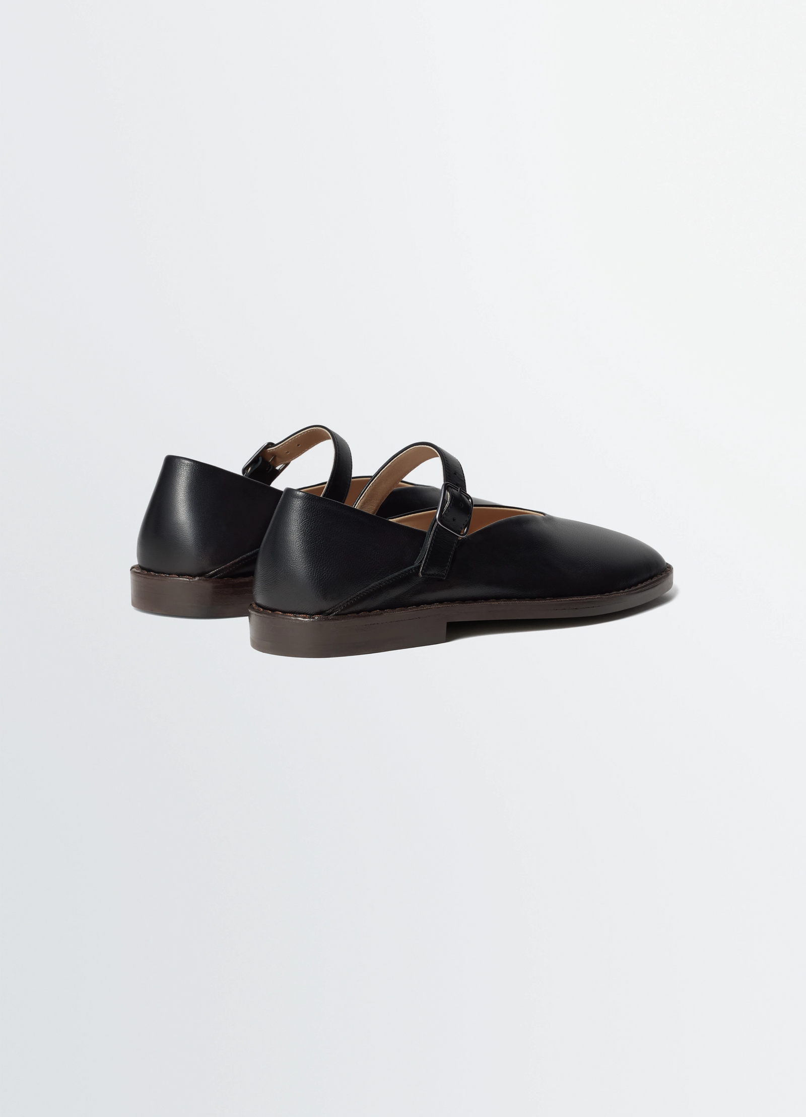 Ballerina shoes in leather in lwg gold nappa lamb leather, product shot, rear angle view buckled back strap