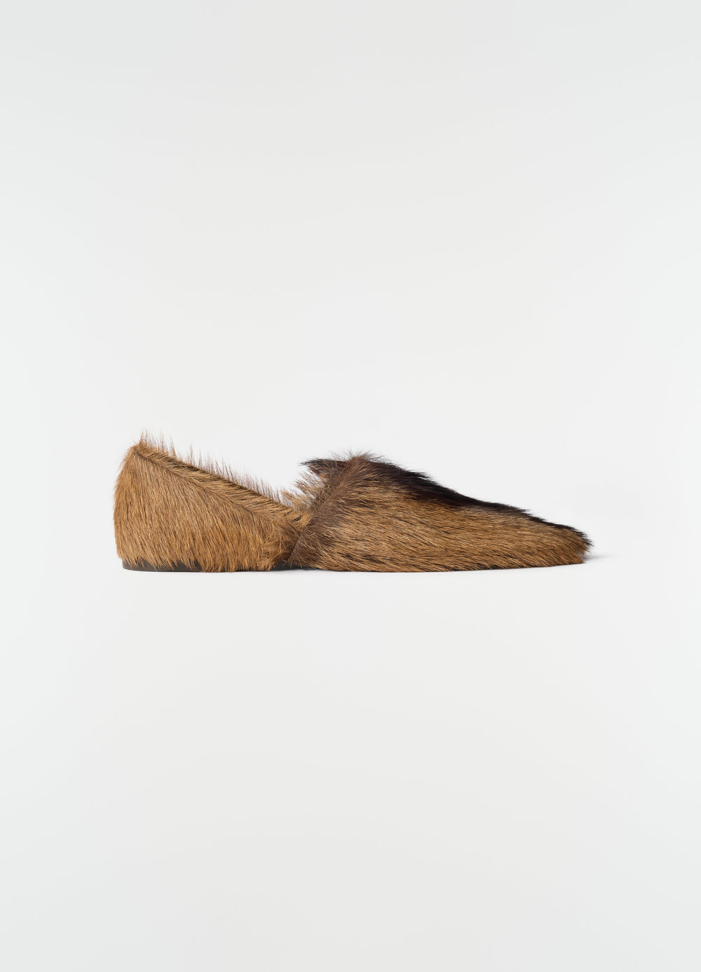 Mocassins en cuir de chèvre à poils longs, coloris marron, vue produit sur fond blanc, vue de profil
