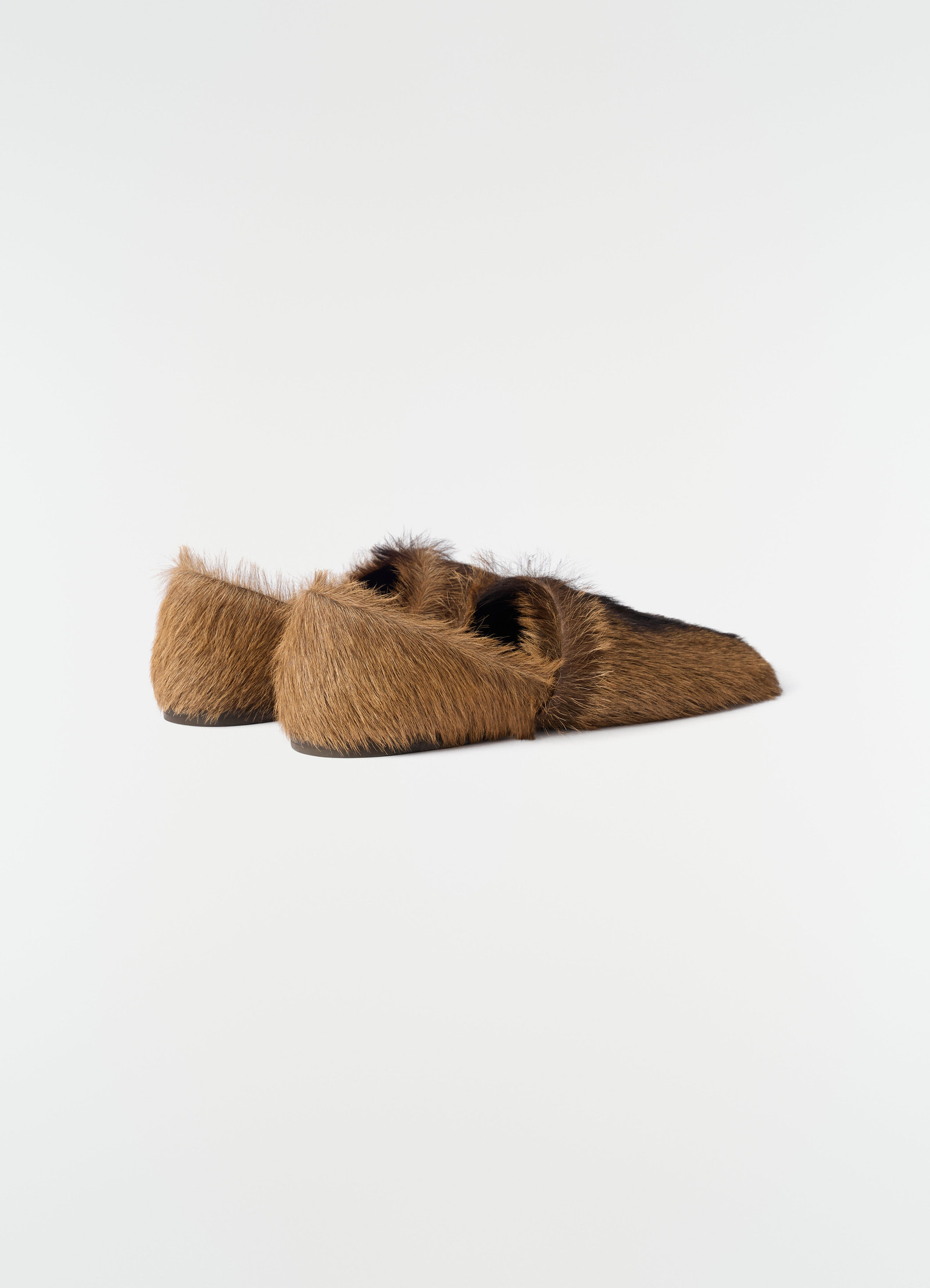 Mocassins en cuir de chèvre à poils longs, coloris marron, vue produit sur fond blanc, vue de profil