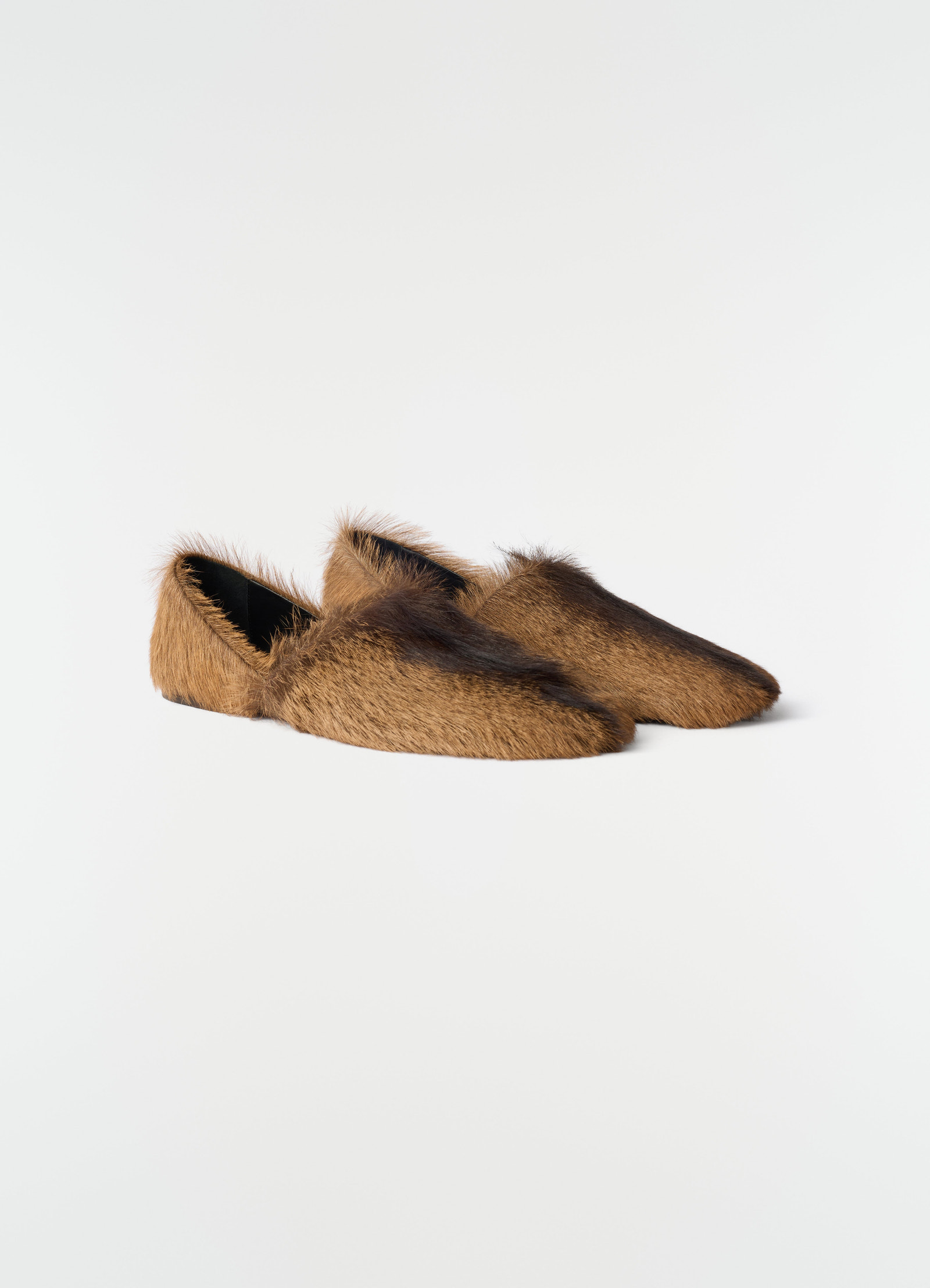 Mocassins en cuir de chèvre à poils longs, coloris marron, vue produit sur fond blanc, vue de face et de profil