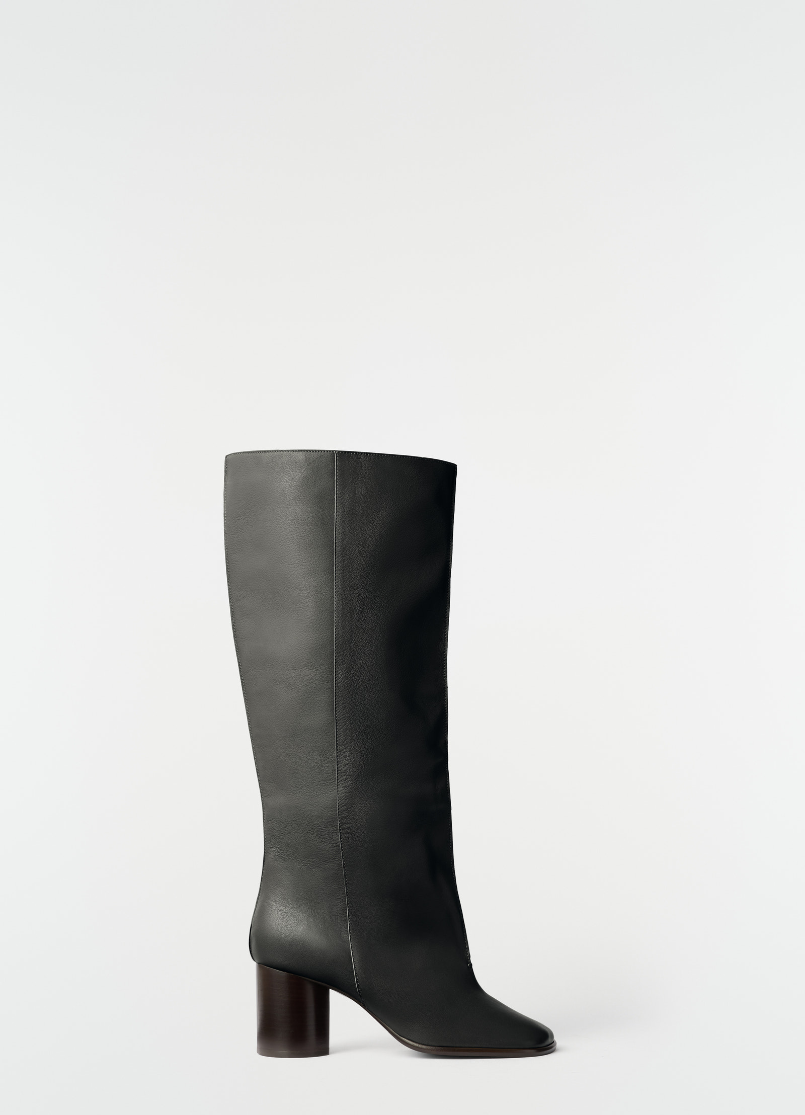 Crease sleeve boots in soft glossy leather
