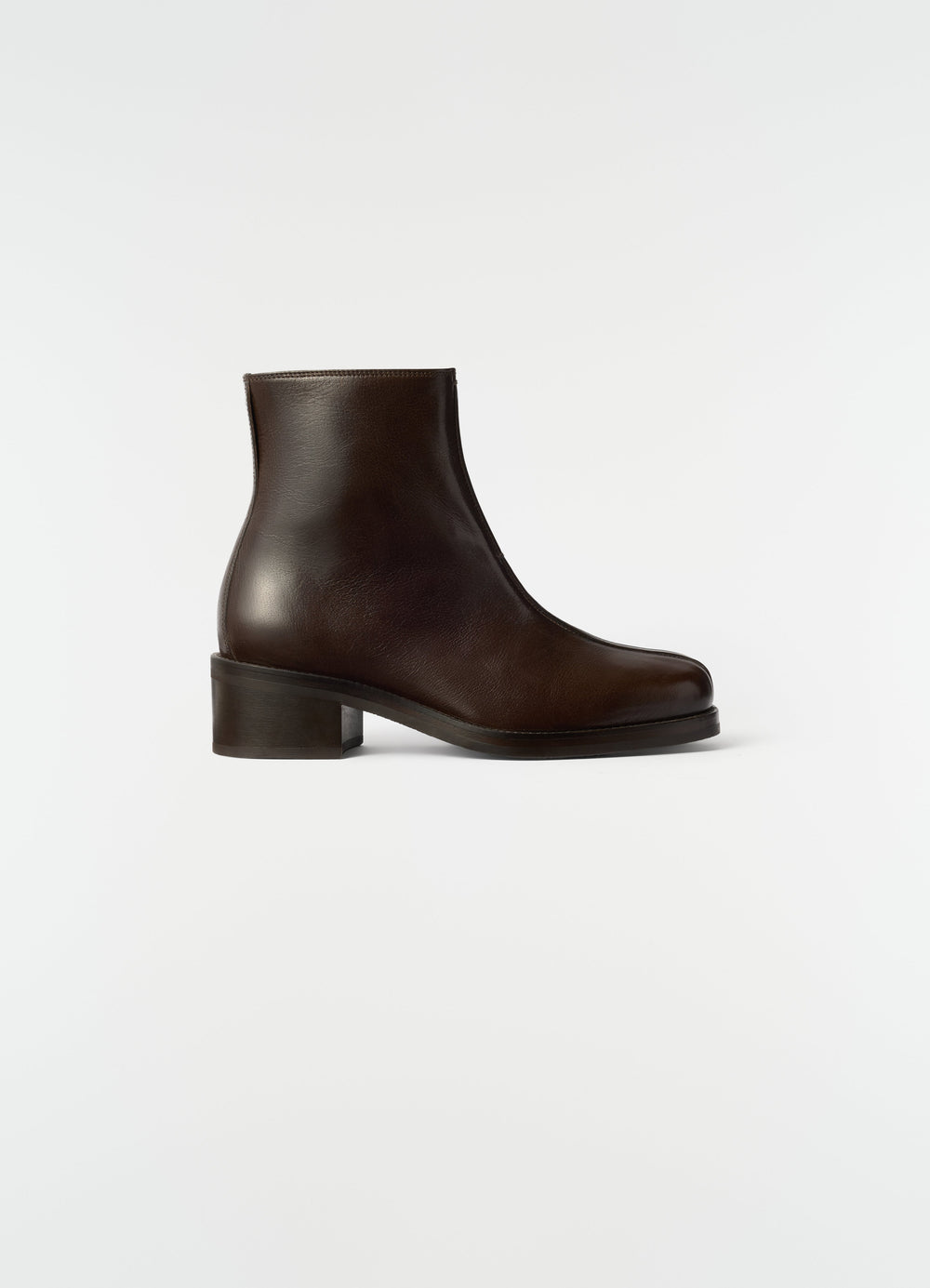 Bottines piped en cuir de buffle brillant, coloris marron foncé, vue produit sur fond blanc, vue de profil