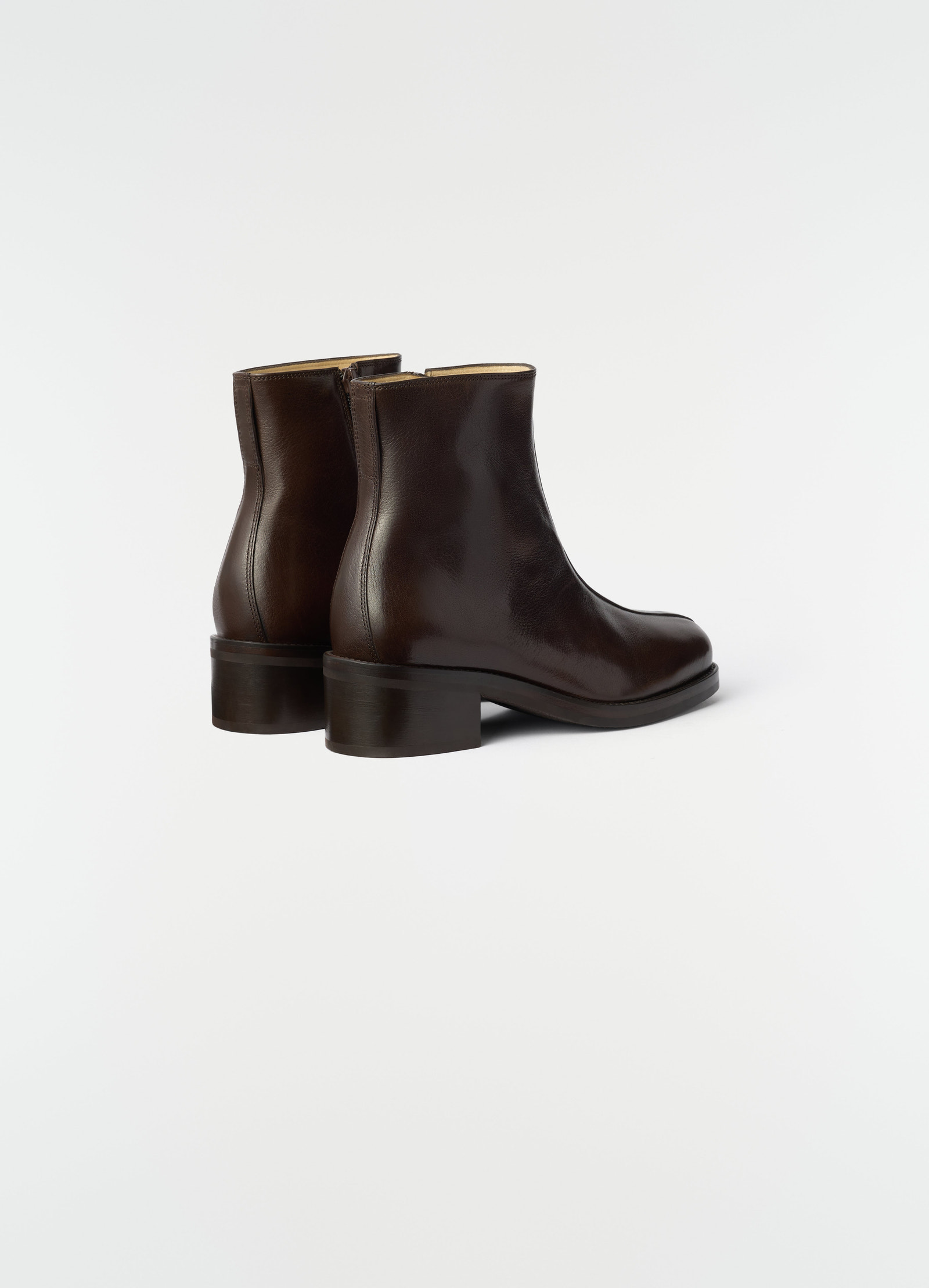 Bottines piped en cuir de buffle brillant, coloris marron foncé, vue produit sur fond blanc