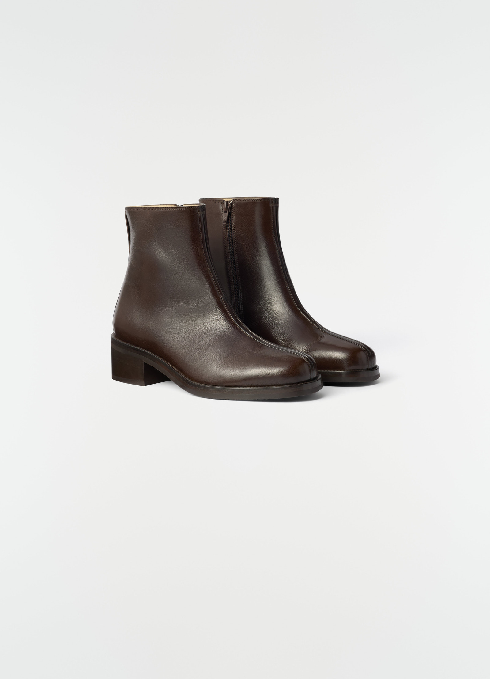 Bottines piped en cuir de buffle brillant, coloris marron foncé, vue produit sur fond blanc