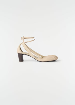 Ballerines à talons 55 mm pedille en cuir de chèvre, coloris beige, vue produit sur fond blanc, vue de profil, talon visible