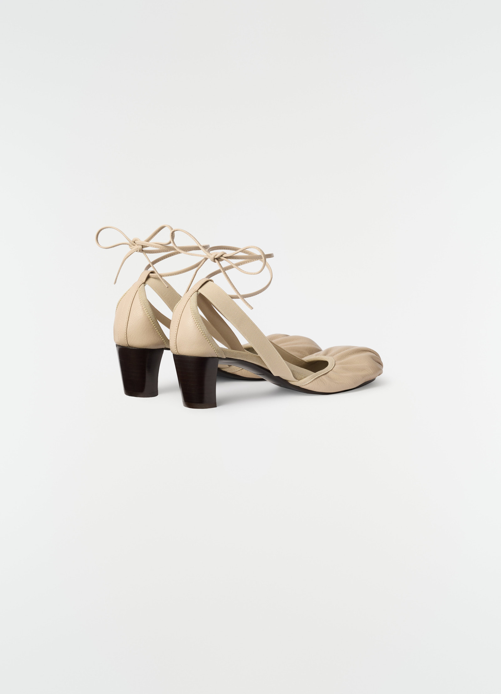 Ballerines à talons 55 mm pedille en cuir de chèvre, coloris beige, porté par un mannequin, vue de profil, talon visible