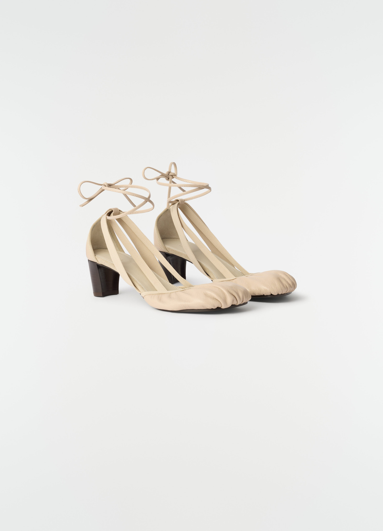 Ballerines à talons 55 mm pedille en cuir de chèvre, coloris beige, vue produit sur fond blanc, talon visible