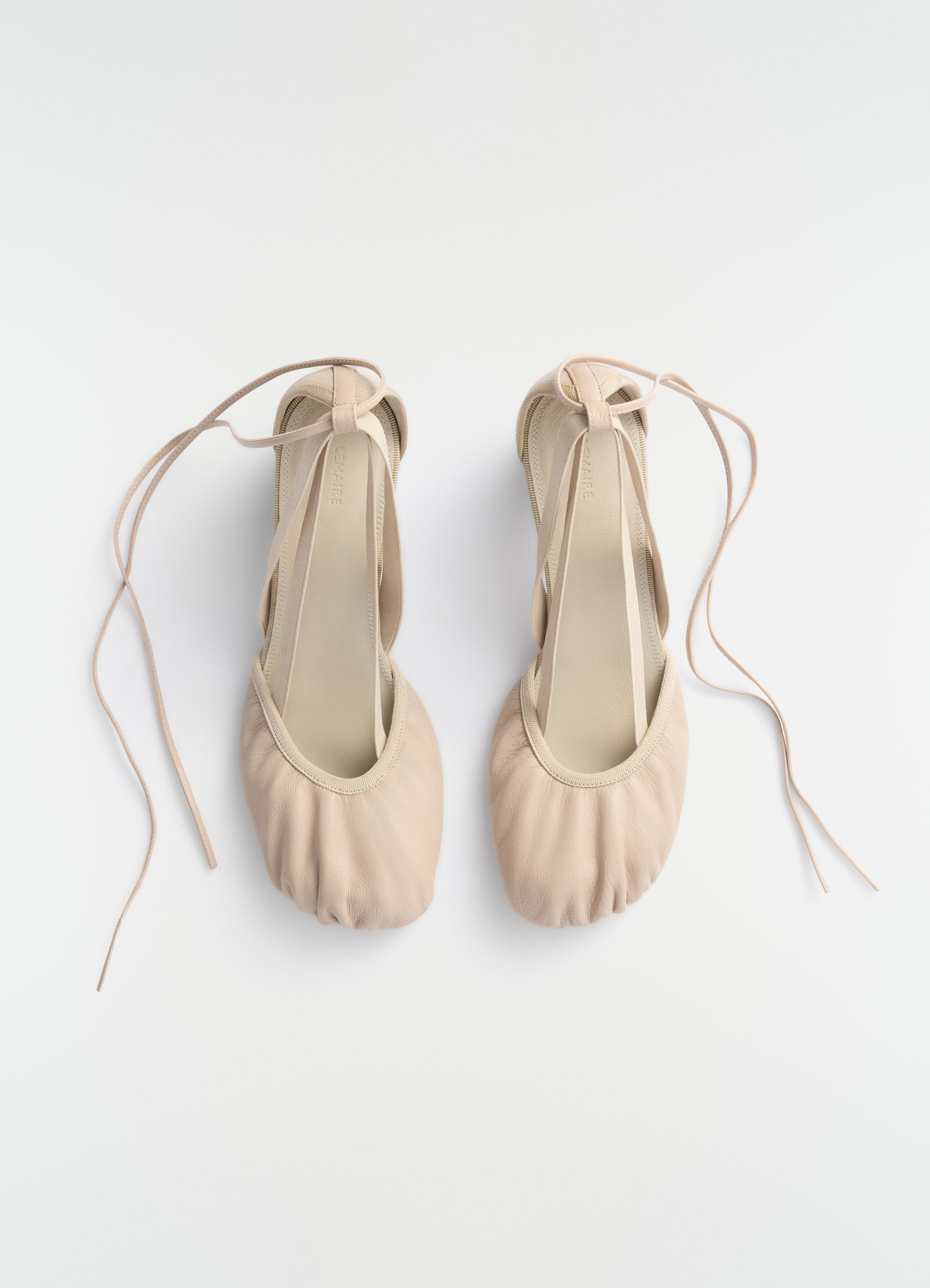 Ballerines à talons 55 mm pedille en cuir de chèvre, coloris beige, présenté à plat sur fond blanc, talon visible