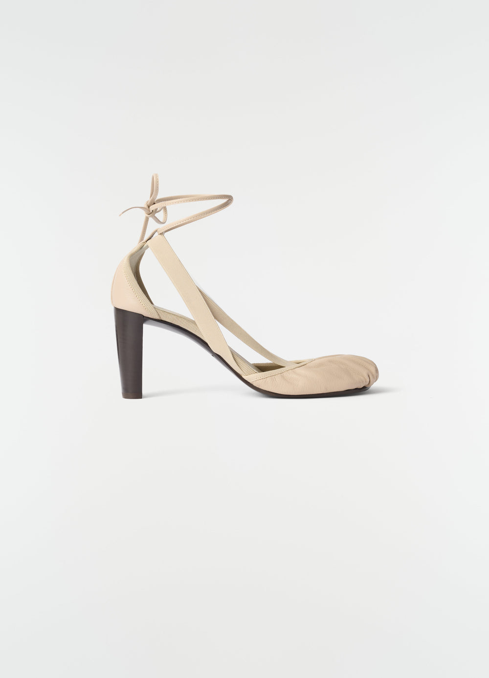 Ballerines à talons 80 mm Pedille en cuir de chèvre, coloris beige, vue produit sur fond blanc, vue de profil, bandoulière visible, talon visible
