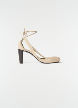 Ballerines à talons 80 mm pedille en cuir de chèvre, coloris beige, vue produit sur fond blanc, vue de profil, bandoulière visible, talon visible