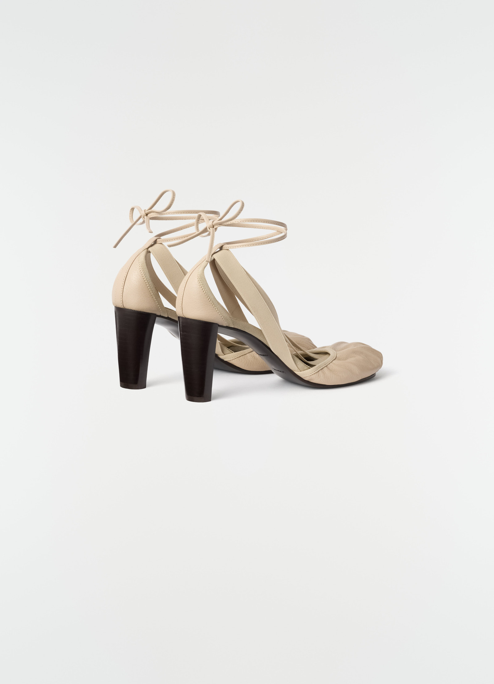 Ballerines à talons 80 mm pedille en cuir de chèvre, coloris beige, porté par un mannequin, vue de profil, talon visible