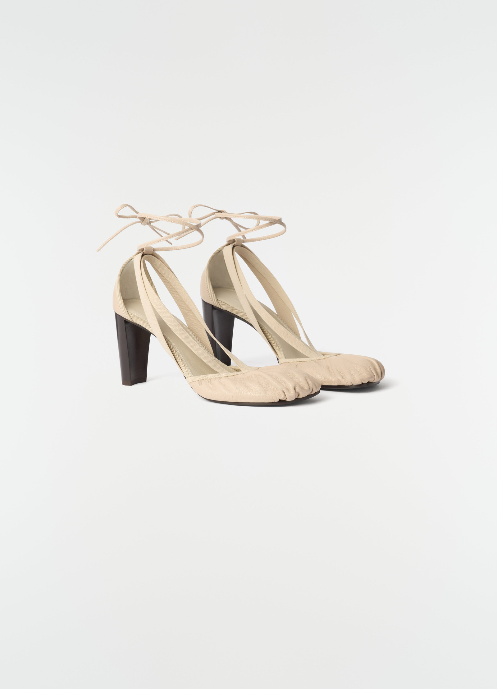 Ballerines à talons 80 mm pedille en cuir de chèvre, coloris beige, vue produit sur fond blanc, talon visible