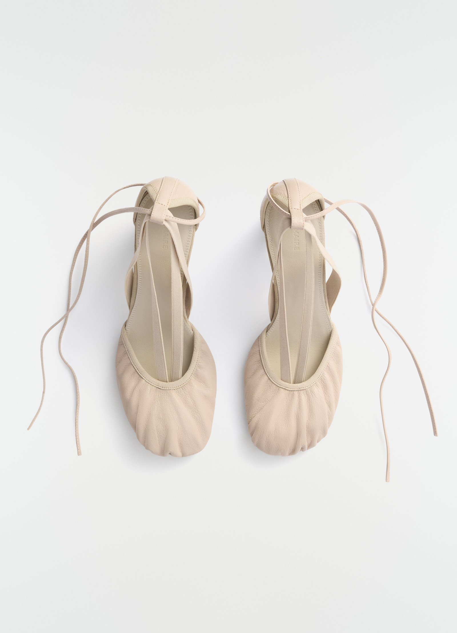 Ballerines à talons 80 mm pedille en cuir de chèvre, coloris beige, présenté à plat, vue de face, bandoulière visible, talon visible