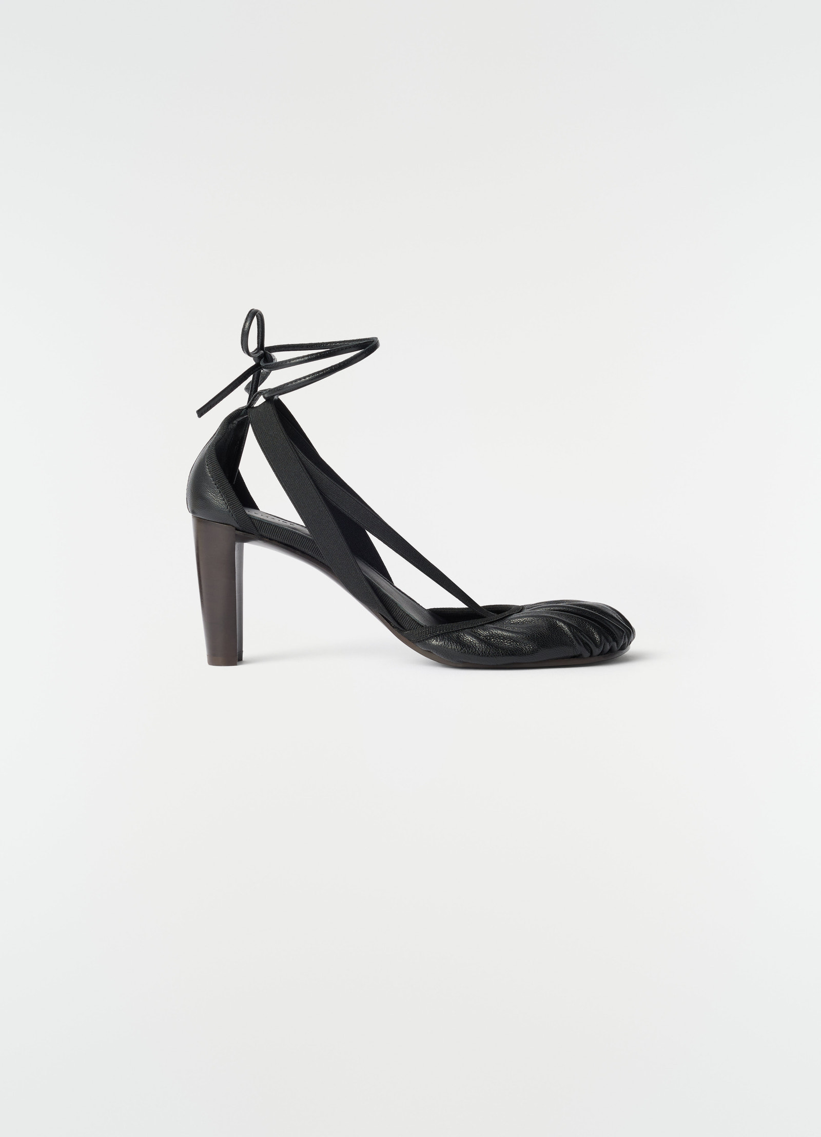 Ballerines à talons 80 mm pedille en cuir de chèvre, coloris noir, vue produit sur fond blanc, vue de profil, talon visible