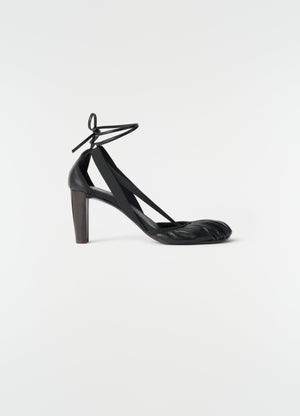 Ballerines à talons 80 mm pedille en cuir de chèvre, coloris noir, vue produit sur fond blanc, vue de profil, talon visible