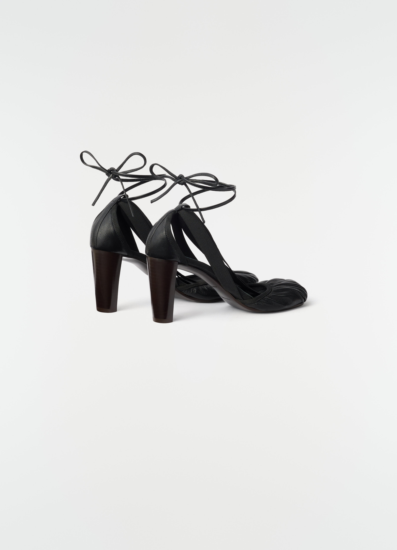 Ballerines à talons 80 mm pedille en cuir de chèvre, coloris noir, vue produit sur fond blanc, vue de dos, talon visible
